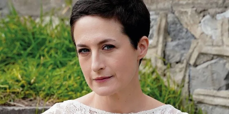 Canan Ergüder, quien se convirtió en esperanza al sobrevivir al cáncer, es la voz de la esperanza en la serie de televisión Oğlum.