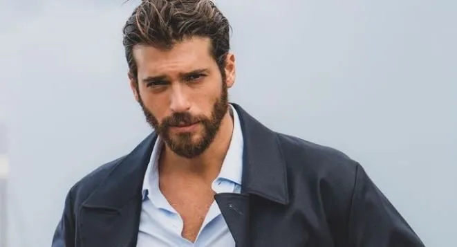 ¡Y aquí viene el Vaquero Can Yaman!