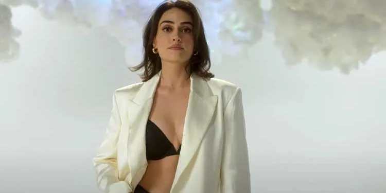 La preferencia por la chaqueta estaba en la agenda del anuncio de ropa interior de Esra Bilgiç