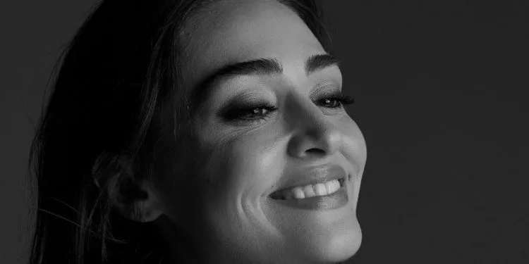 Esra Bilgiç encantada con su belleza y nuevo estilo, ¡a sus fans les gustó mucho!