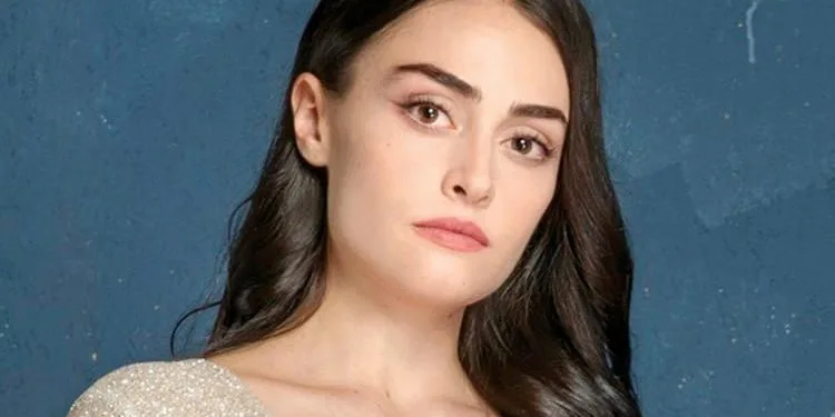 Esra Bilgiç anunció su película, de la que se hablará con escenas de lucha, en las redes sociales.