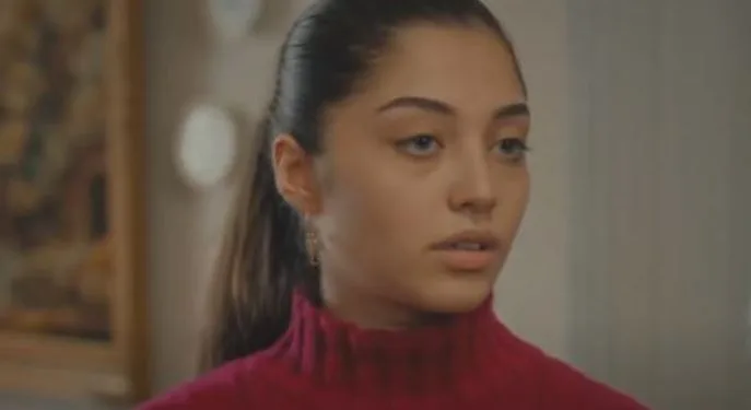 ¡Kayra Zabcı, la Yasemin de Doğduğun Ev Kaderindir, está en la misma pantalla pero en una nueva serie de televisión!