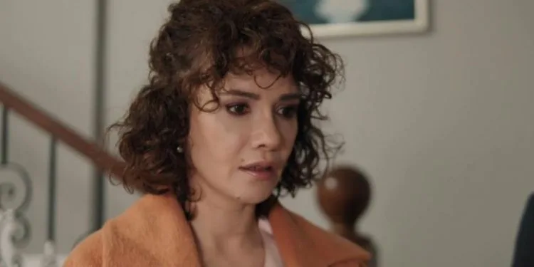 ¡Songül Öden dio que hablar con su elegancia en el estreno de la serie Uysallar!