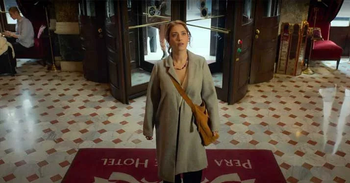 ¡Buenas noticias para los que extrañan a Hazal Kaya! ¡La serie Pera Palas’ta Gece Yarısı está en vivo en Netflix!