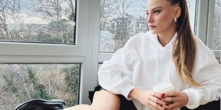Serenay Sarıkaya, abrumada por las acusaciones de amor, vive la emoción de su nueva serie