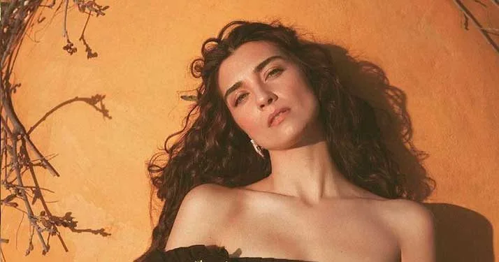 Tuba Büyüküstün estuvo en la portada de la edición de marzo de InStyle, ¡quien vio la foto quedó fascinado!