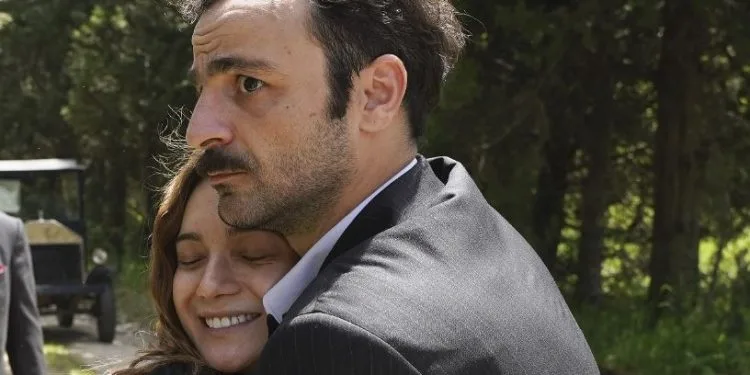 Se retrasó la salida de Damla Sönmez de la serie de Aziz, ¡llegaron las poses de despedida!