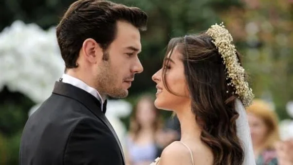 ¡La pareja Aytaç Şaşmaz y Cemre Baysel apoyaron a sus amigos visitando el set de la serie de televisión!