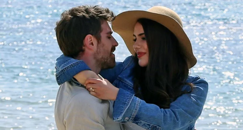 Mientras Üç Kız Kardeş estaba en ascenso, Özgü Kaya y Berker Güven se convirtieron en la pareja de series de televisión más exitosa del último período.