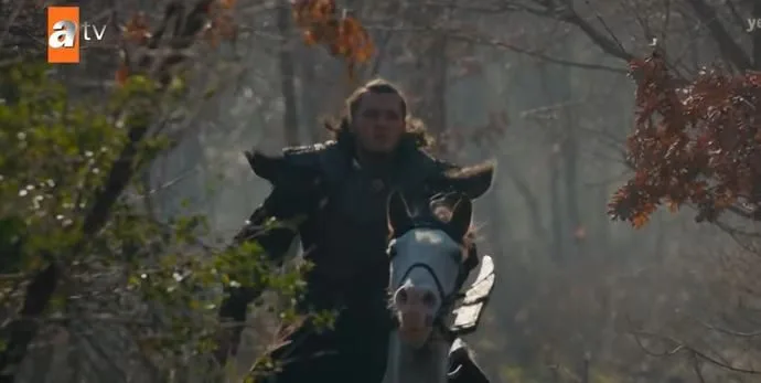 Se siente tan cómodo sobre un caballo… ¡Burak Tozkoparan no tiene experiencia de conducción antes de la serie Destan!