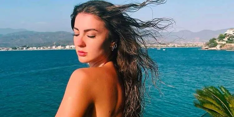 Las poses navideñas de Burcu Özberk encantaron a sus fans