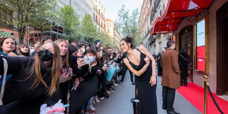 ¡Después de Kerem Bürsin, ahora Cansu Dere fue recibido con entusiasmo en España!