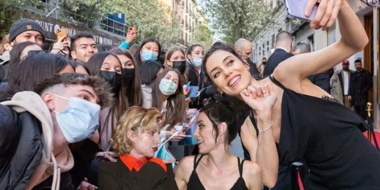 ¡Años después, Cansu Dere siente el éxito de Özge Gürel, Demet Özdemir y Hande Erçel!