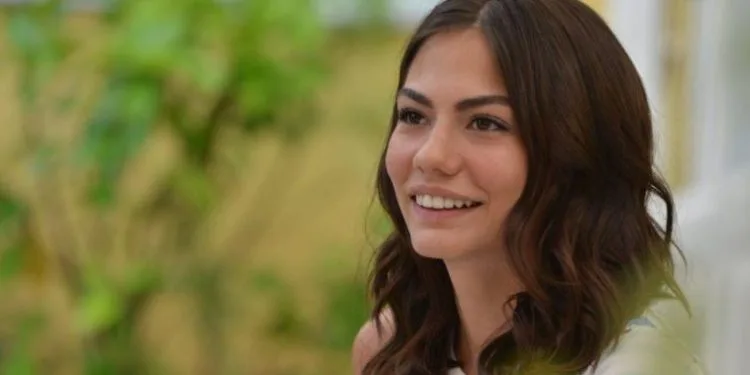 El tráiler de Demet Özdemir compartiendo desde el set de su nuevo proyecto, que no dio un secreto, ¡creó emoción!