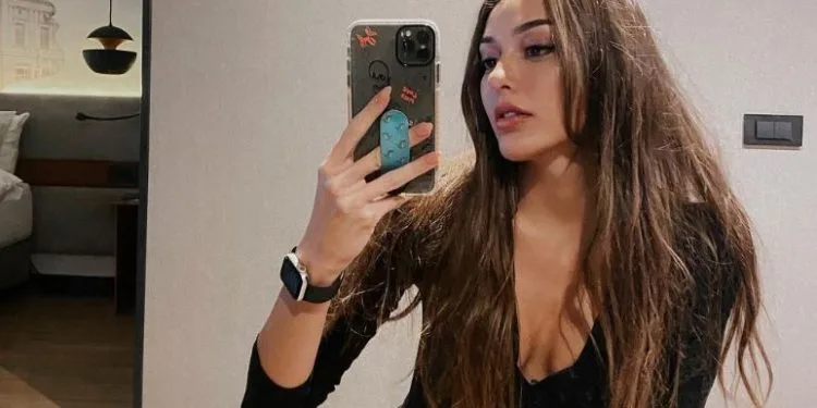 ¡Demet Özdemir sorprendió a sus fans con su foto de la infancia!