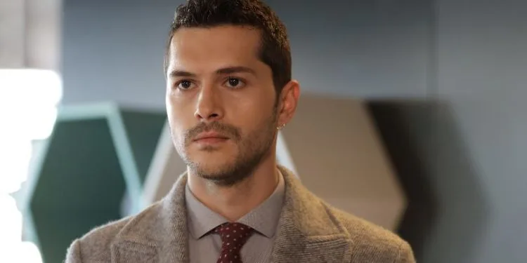 ¡Buenas noticias para los que extrañan a Alperen Duymaz! ¡Su nueva serie está en la televisión esta vez!