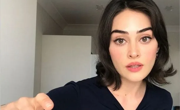 ¡Esra Bilgiç, que dejó la serie Süslü Korkuluk, hizo un nuevo trato!