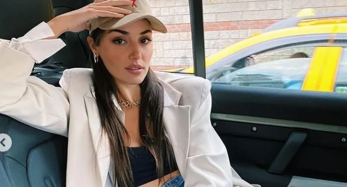 Hande Erçel es mencionado con ese nombre en su nuevo directorio. ¡Se habla mucho de este proyecto!