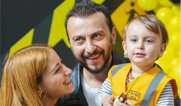 Hazal Kaya, en el cumpleaños de su esposo Ali Atay, ¡encantada con el mensaje «Estoy enamorada de ti»!