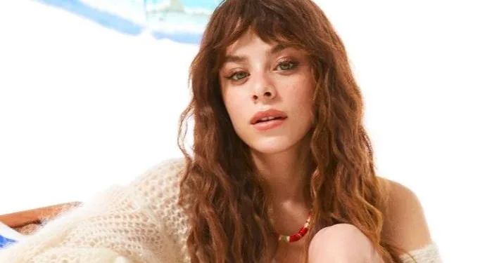 Ilayda Alişan, que quedó muy sorprendida con la serie de Masumiyet, regresa con la serie de comedia romántica Seversin!