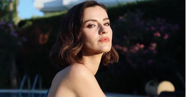 ¡La cara de İrem Helvacıoğlu sonríe tanto por el trabajo como por el amor!