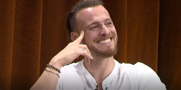¡El camino a España se le apareció de nuevo a Kerem Bürsin! Con una invitación muy especial