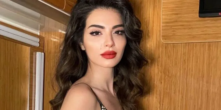 ¡La cara de Melisa Aslı Pamuk está sonriendo con amor!