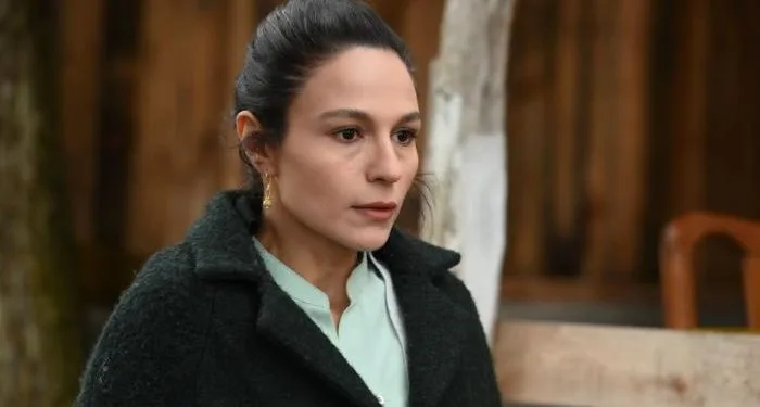 ¡Selin Yeninci te hará olvidar su antiguo papel con su duro papel en la nueva serie!