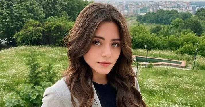 ¡Un regalo entre lágrimas de sus fans para Sıla Türkoğlu, la hermosa actriz de Emanet!