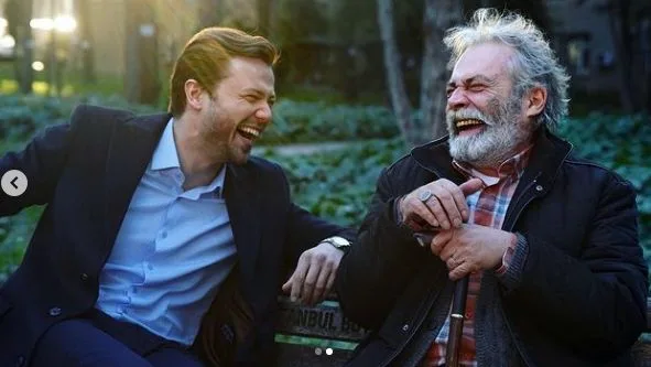 Haluk Bilginer y Tolga Saritas están de buen humor en el set