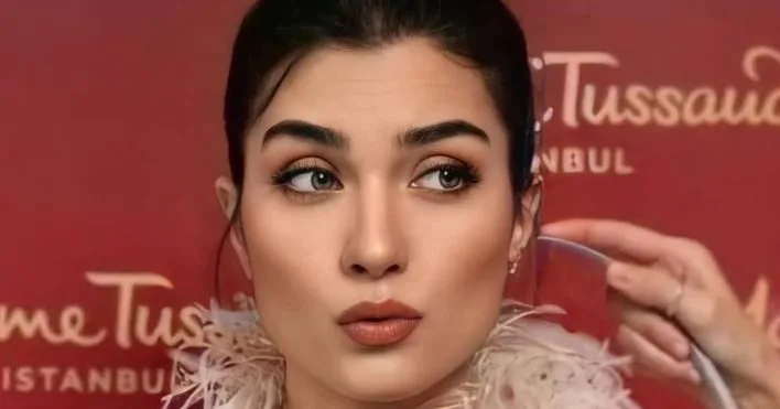 ¿Quién envió esas flores a Tuba Büyüküstün? ¡Hay amor en el aire!