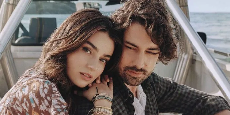 Compartir eso hace felices a los fanáticos de Alp Navruz y Ayça Ayşin Turan