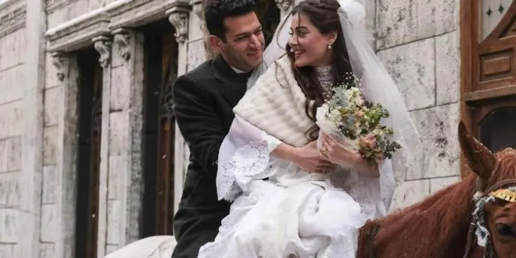 ¡El príncipe romántico de Aziz, Murat Yıldırım, no podía renunciar a Simay Barlas en su nuevo proyecto!