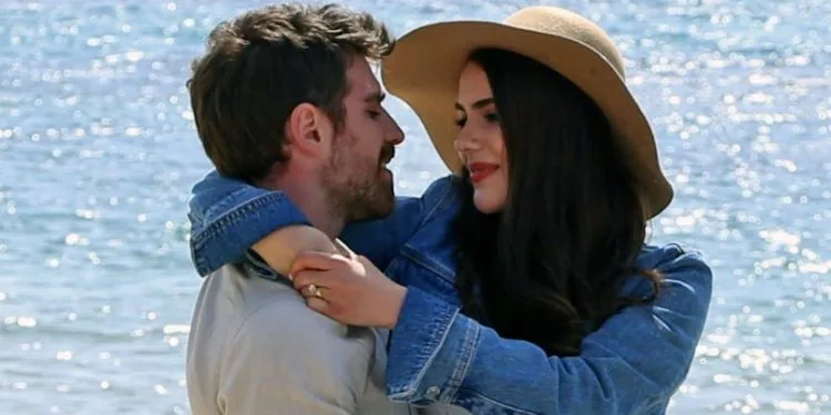 La serie Üç Kız Kardeş explotó, Berker Güven y Özgü Kaya se convirtieron en el ‘gran dúo’