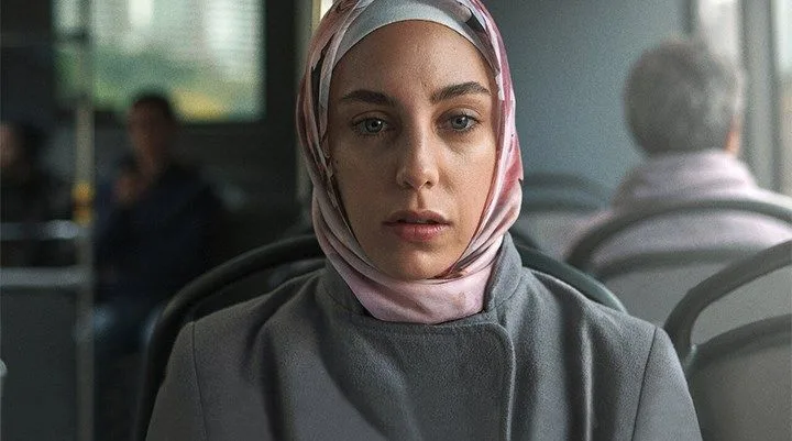 ¡Meses después de Öykü Karayel, llegó una confesión sobre la serie de Netflix Bir Başkadır!