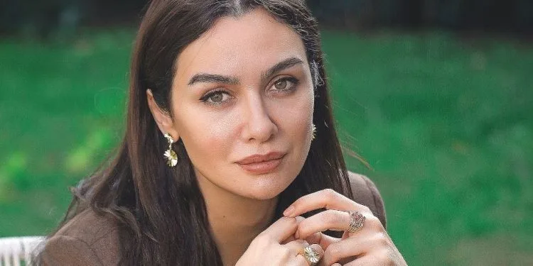 Birce Akalay tiene una gran oferta de serie, ¡pero tiene un gran problema que le bloquea el camino!