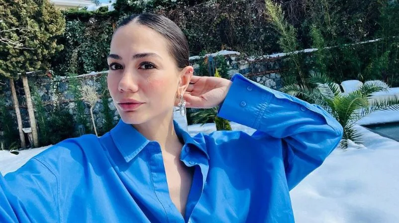 ¡Corriendo de set en set! ¡No hay vacaciones para la actriz Demet Özdemir este verano!