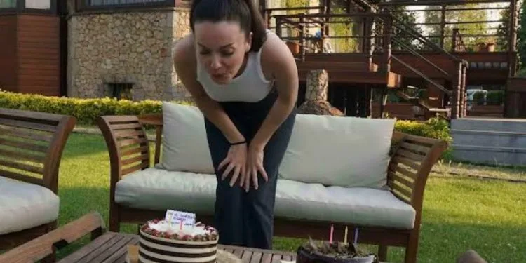 ¡El cumpleaños de Gizem Arıkan se celebró en el plató de la serie de televisión İçimizdeki Ateş!