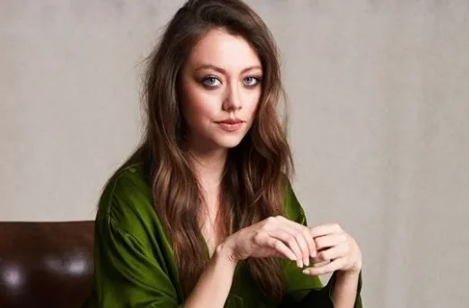 ¡Otra belleza brillante en la serie Ramo, como Cemre Baysel, está en el elenco de Senden Daha Güzel!