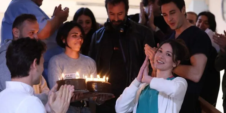 ¡Celebración sorpresa de cumpleaños para Hazal Subaşı en el set de la serie Kasaba Doktoru!