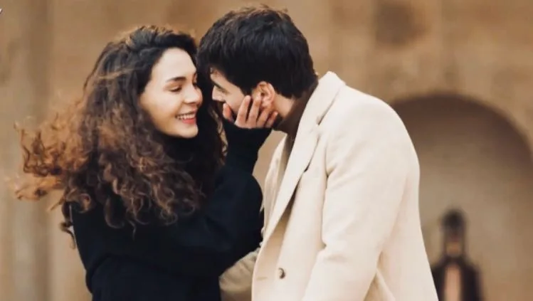 ¿Soplan vientos fríos entre los ex socios Akın Akınözü y Ebru Şahin?