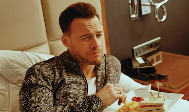 ¡Kerem Bürsin no se cansa del éxito! ¡Ahora ha sido votado como el mejor actor de España!