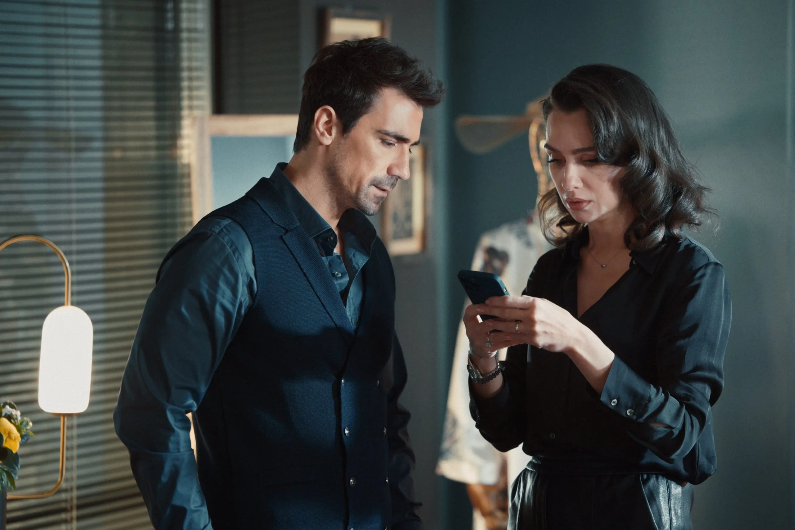 ¡La nueva serie Kuş Uçuşu de Birce Akalay e İbrahim Çelikkol pondrá a las dos generaciones cara a cara!