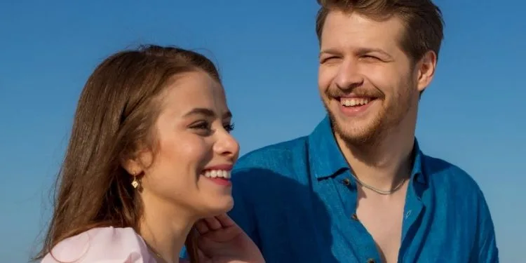 ¡Burak Yörük, que se está preparando para llegar a la pantalla con la serie de televisión Seversin, tiene un cumpleaños sorpresa en el plató!
