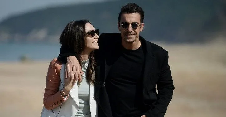 ¡Buenas noticias para aquellos que no pueden olvidar a Siyah Beyaz Aşk! ¡Birce Akalay e İbrahim Çelikkol están juntos de nuevo!