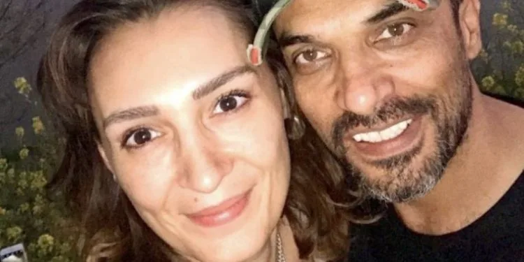 ¡Feliz foto familiar de la pareja Uğur Aslan y Sema Ergenekon con sus hijos!