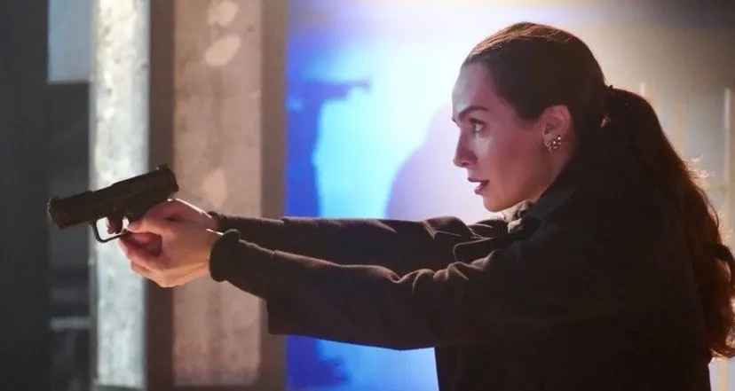 La serie Kuş Uçuşu es genial, ¡pero Birce Akalay es aún mejor en la serie Mezarlık (Cementerio)!