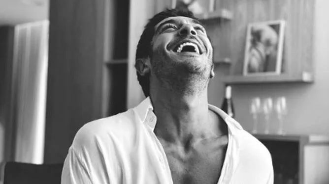 ¡Los fanáticos de Burak Deniz dejaron miles de emojis de cuentas de mal de ojo en la foto!