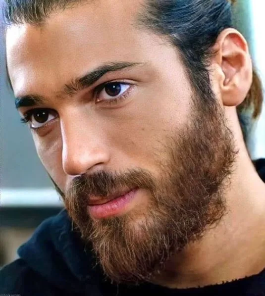 Can Yaman se reunirá con estrellas de Hollywood en Italia