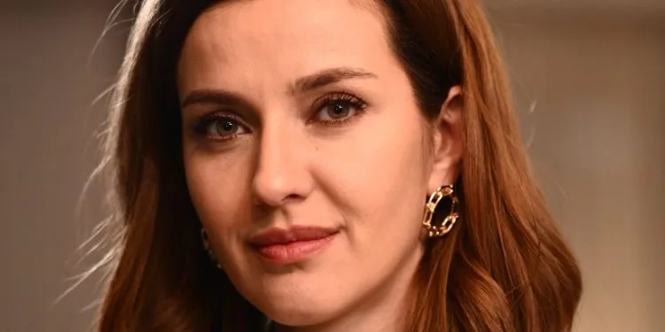 En la serie de televisión Annenin Sırrıdır Çocuk, İrem Helvacıoğlu sorprende a la audiencia con lo que ha hecho.